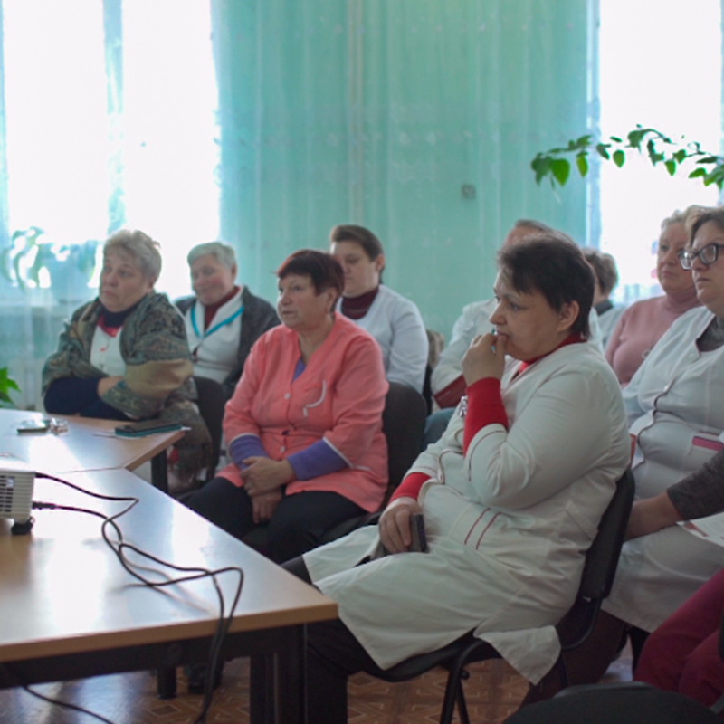 Doctors from the Polissia Central Hospital in Krasiatychi, Kyiv Oblast, listen to a lecture on the risks of explosive ordnance. ©ShoTam Ukraine, 2024.