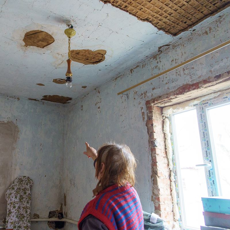 Larysa shows the damage to her house in Kyinka hromada caused by shelling. ©DRC Ukraine, Chernihiv oblast, 2023, Volodymyr Cheppel.