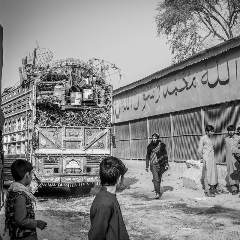 A truck that just passed the Torkham border crossing point and is carrying some belongings of Afghan families who were forced to return to Pakistan. Torkham Zero Point, Nangarhar, 23 November 2023. @DRC / Manon Radosta 